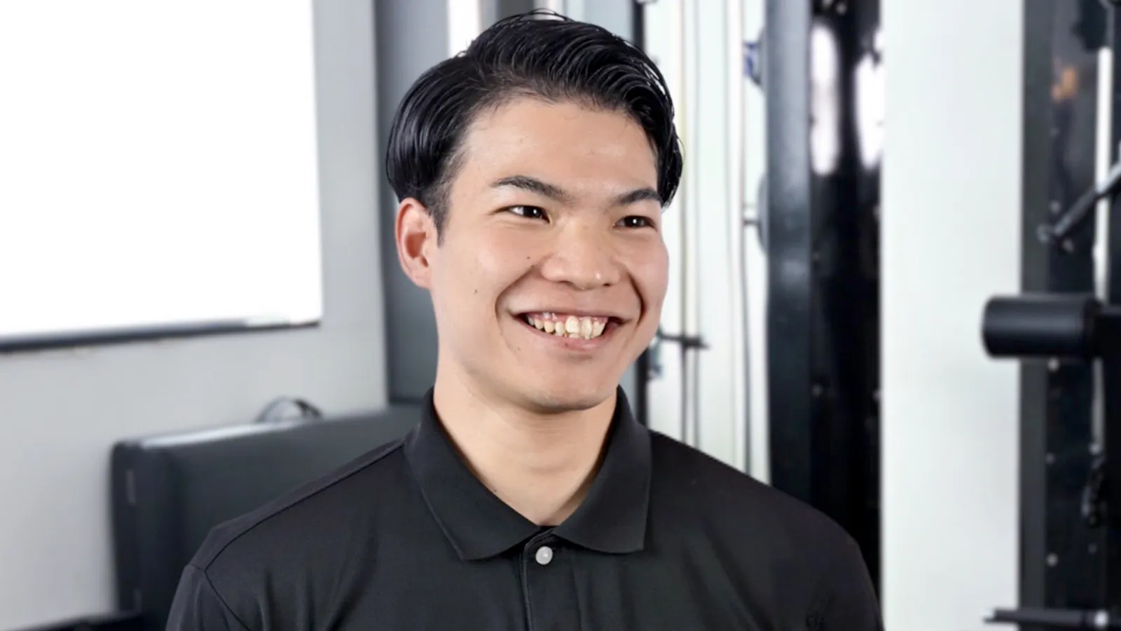 打ち合わせをする男性スタッフ2人の写真