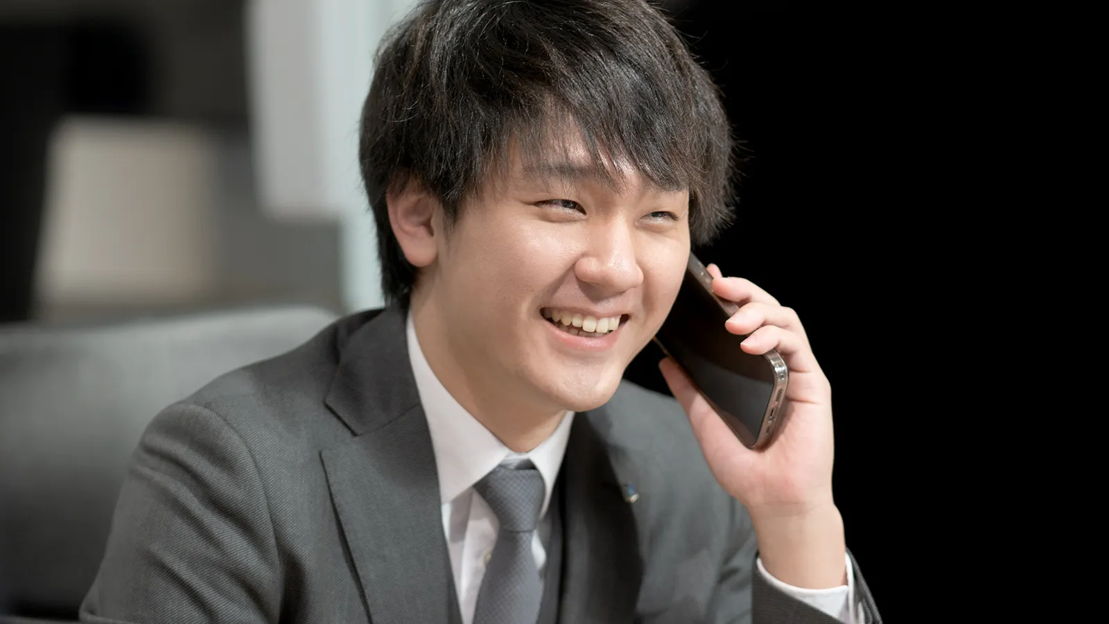 オフィスで仕事をする女性スタッフの写真