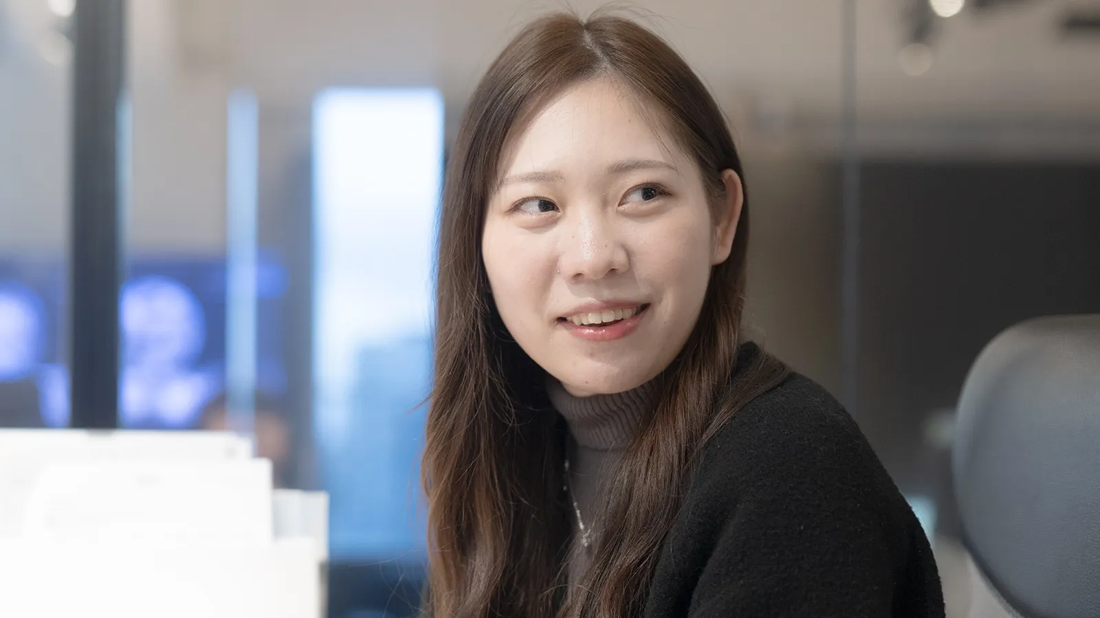 引越しの仕事をする男性スタッフ写真