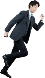 走る男性スタッフ