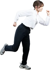 走る女性スタッフ