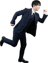 走る男性スタッフ