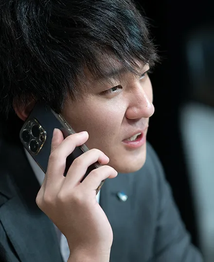 電話をする男性スタッフの写真