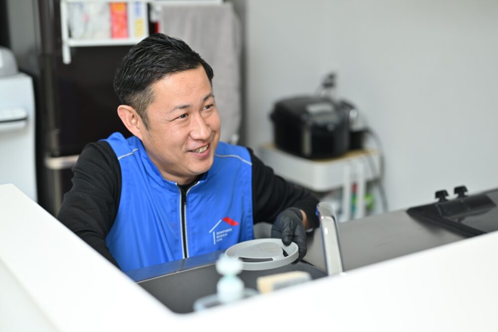 ハウスクリーニングする男性のイメージ
