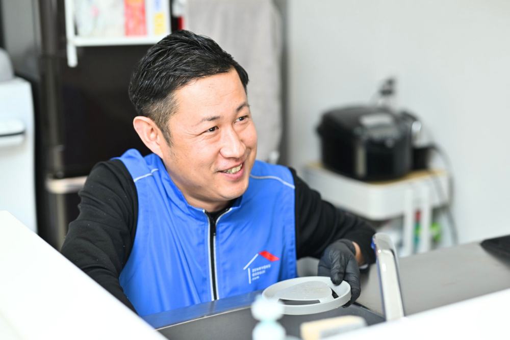 ハウスクリーニングする男性のイメージ