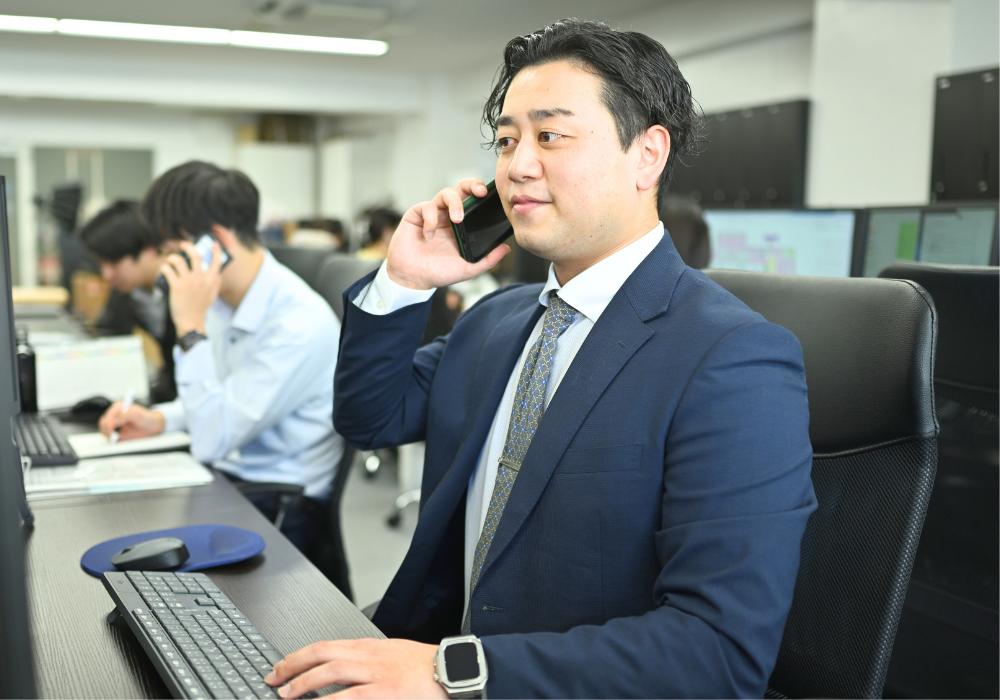 メールの返信をしているイメージ