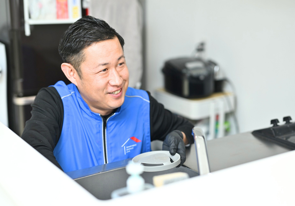 ハウスクリーニングする男性のイメージ